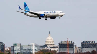 Un voo de United Airlines aterra fronte ao Capitolio. REUTERS/Nathan Howard