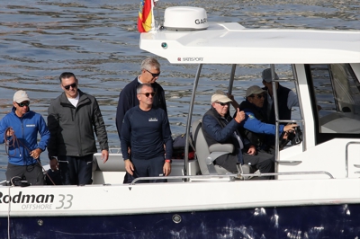 Juan Carlos I a bordo dun barco para seguir a regata. Foto: EFE/Europa Press