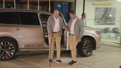 Juan Carlos I chegando ao Real Club Náutico de Sanxenxo este sábado pola noite