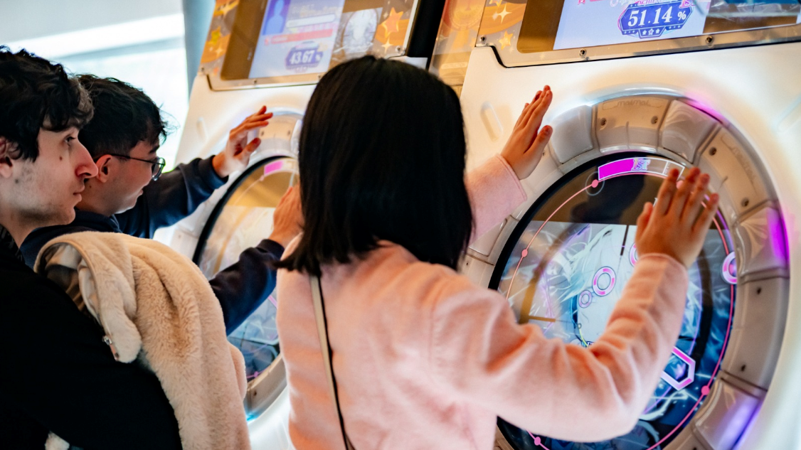 Adolescentes probando os videoxogos en galego de 