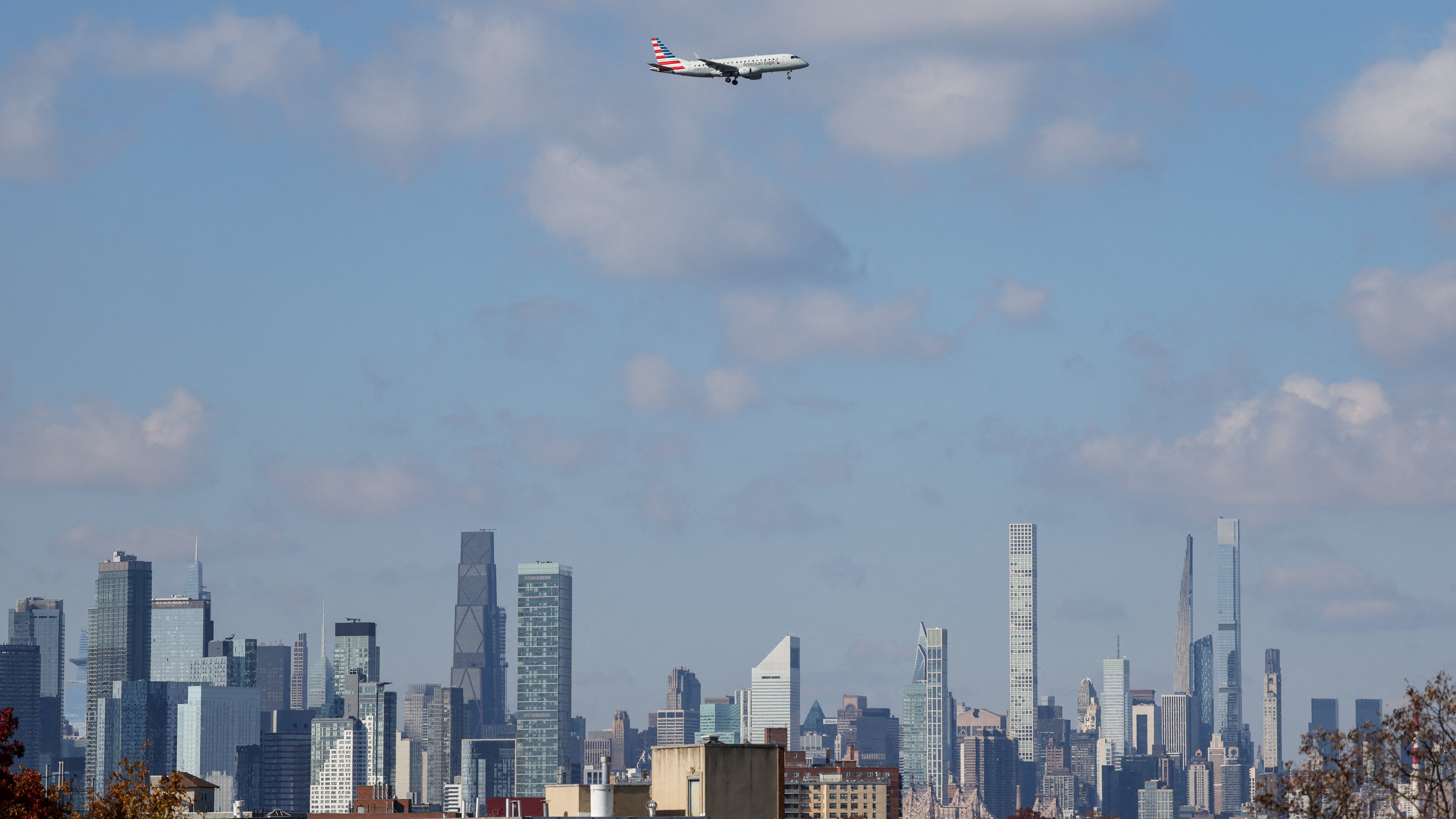 Un avión sobrevoa Manhattan. REUTERS/Kylie Cooper