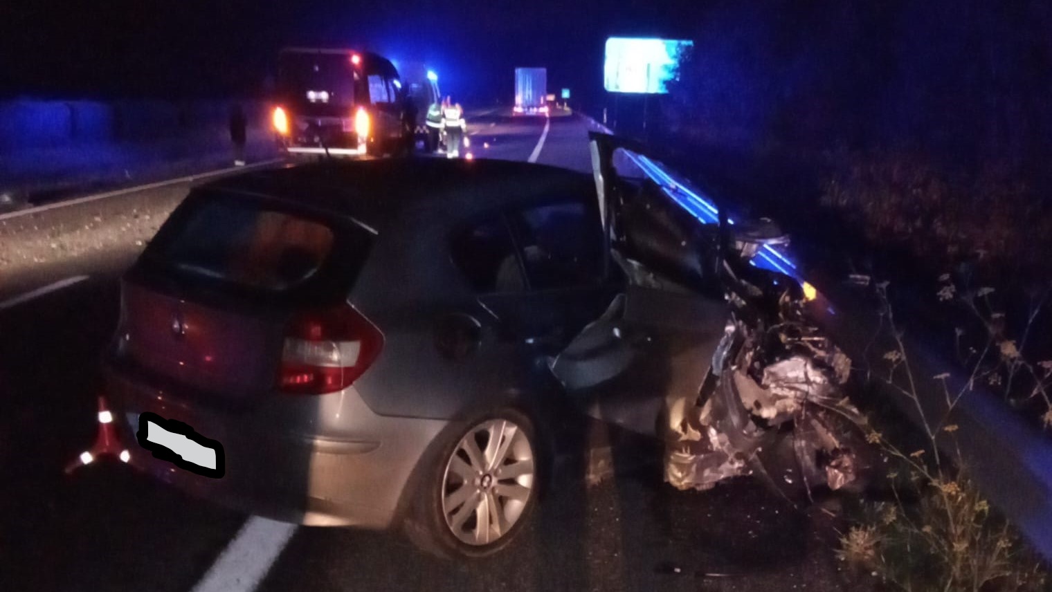 Estado do coche tras o impacto contra o minibús na A-6. Foto: GES de Curtis