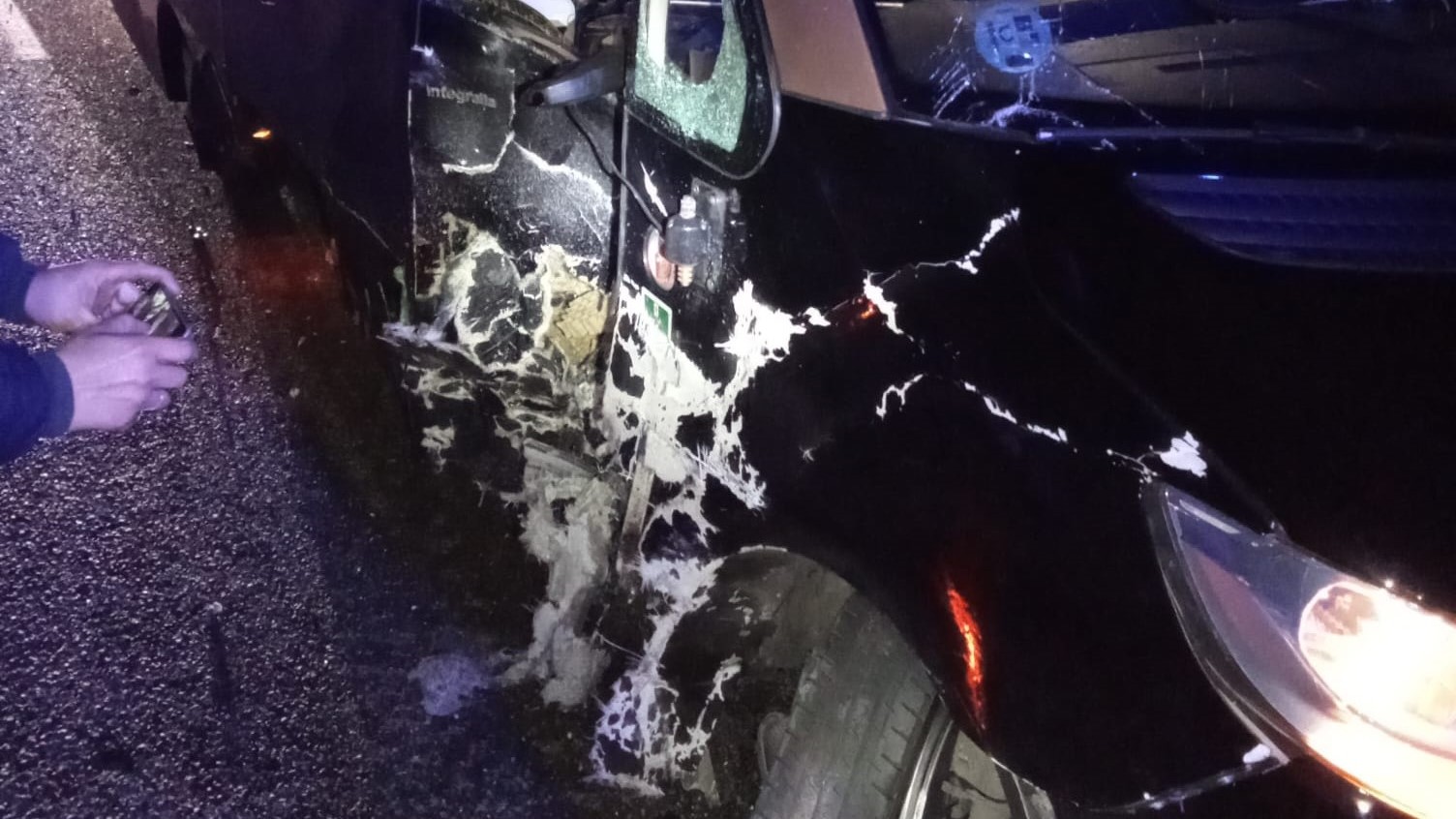 Detalle do estado no que quedou o coche no que viaxaba a vítima tras o impacto co minubús. Foto: GES de Curtis