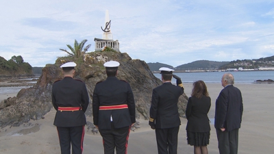 Ofrenda froral no monumento os náufragos da fragata Magdalena e o bergantín Palomo nos Castelos, praia de Covas