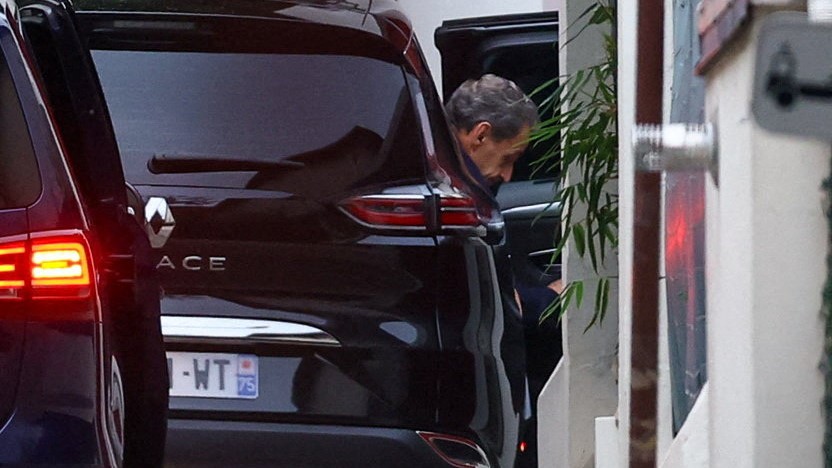 Sarkozy chega a casa este luns logo de ser excarcerado (REUTERS/Yves Herman)