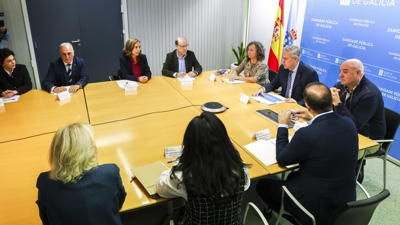 Antonio Gómez Caamaño, conselleiro de Sanidade, reunido cos representantes da AECC (EFE)