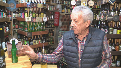 O coleccionista de Petín, Parra, amosa con orgullo o seu museo da cervexa