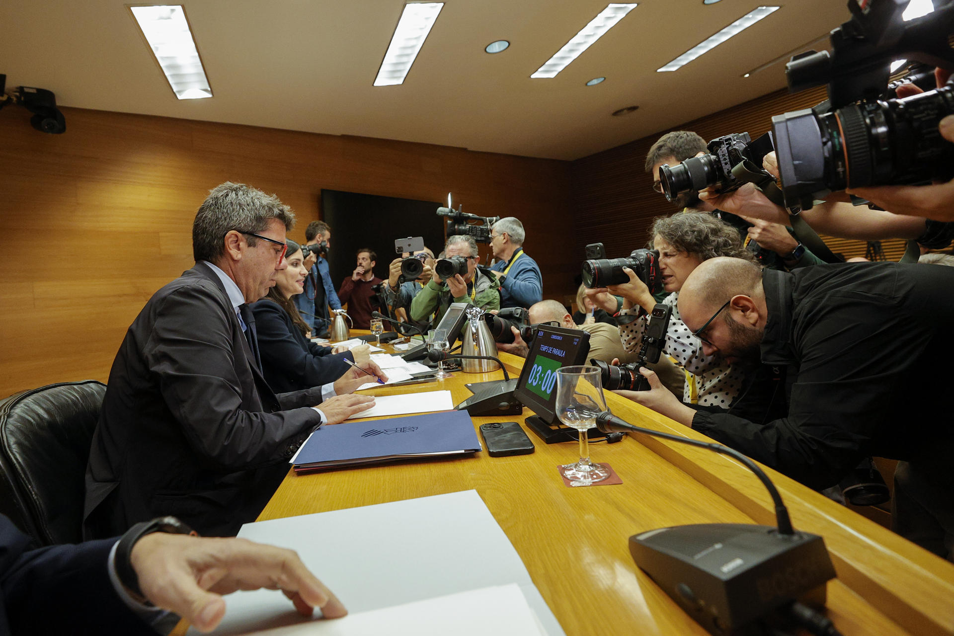 Mazón compareceu na comisión de investigación da dina en Les Corts. EFE