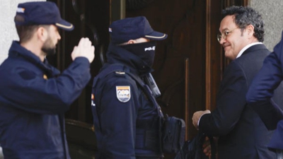 O fiscal xeral do Estado, á súa chegada á quinta xornada do xuízo que se celebra na súa contra por suposta revelación de segredos (Javier Lizon/EFE)