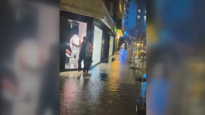Imaxe da rúa Clara Campoamor anegada captada polos veciños a noite pasada