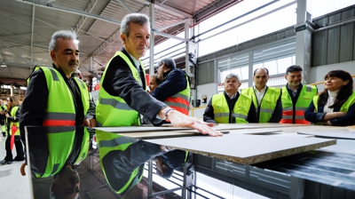 Alfonso Rueda durante a visita deste mércores á factoría de Finsa en Santiago (EFE/Lavandeira jr)
