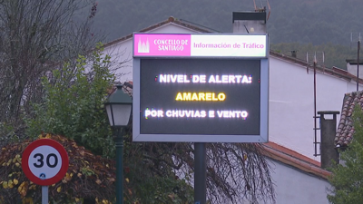 Na imaxe: aviso en Santiago de Compostela por meteoroloxía adversa (TVG) / No directo, imaxe da cámara web situada no edificio do Pavillón Náutico do Grove