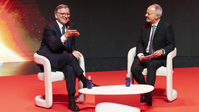 O expresidente da Comisión Europea Durão Barroso (e) xunto a David Regades, Delegado da Zona Franca, na Vigo Global Summit este mércores (EFE / Salvador Sas)