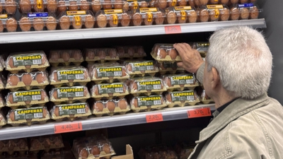 Persoa collendo ovos nun supermercado, alimento dos máis inflacionistas nos últimos meses (EFE)