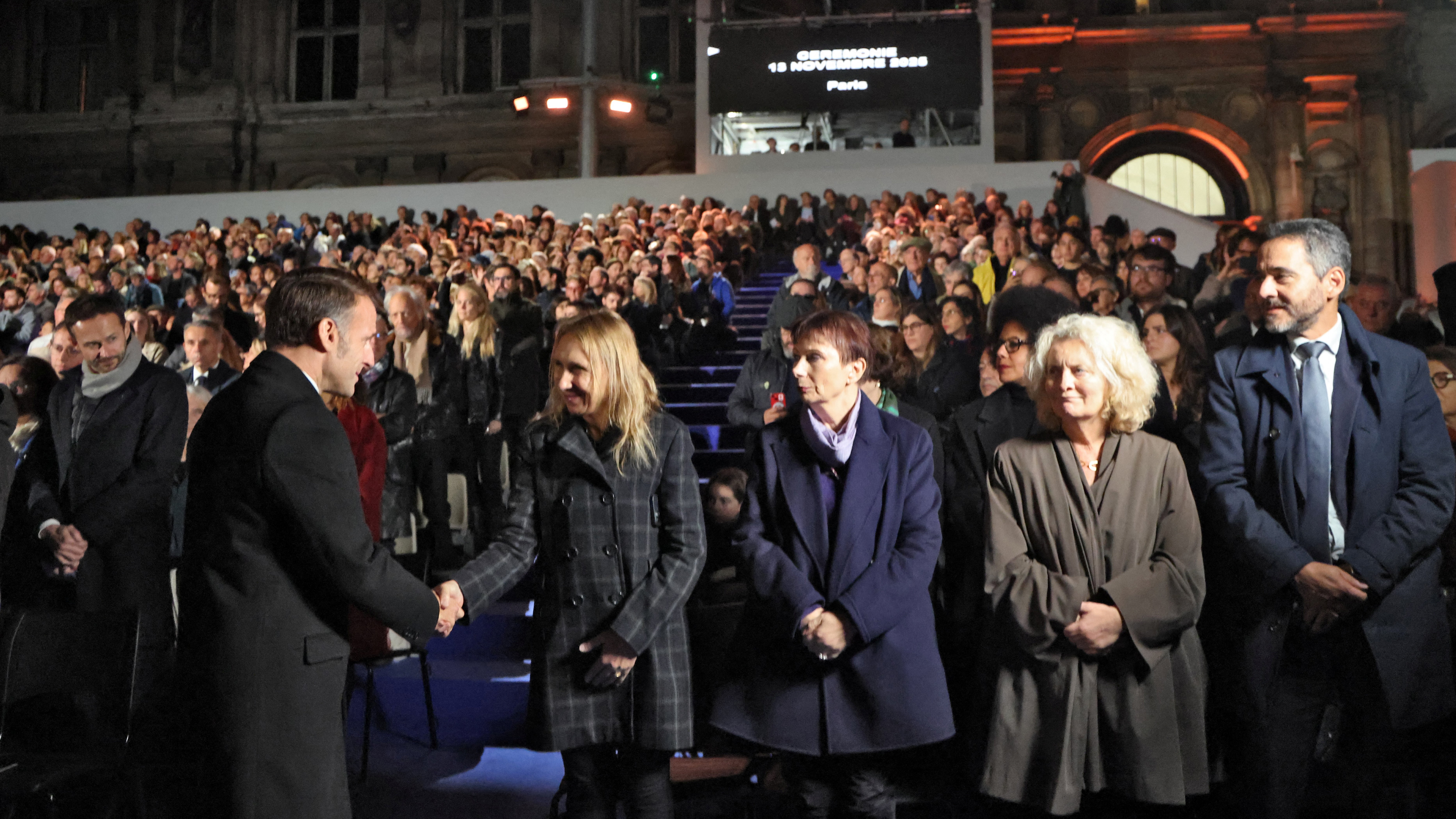 O presidente Macron saúda os participantes na homenaxe (Reuters)