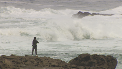 Pescar con cana en zonas rochosas é unha actividade de risco que se debe evitar en dias coma hoxe