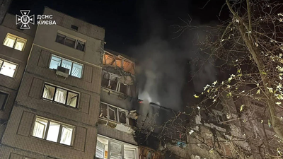 Incendio nunha vivenda de Kíiv tras o ataque aéreo ruso (AFP)