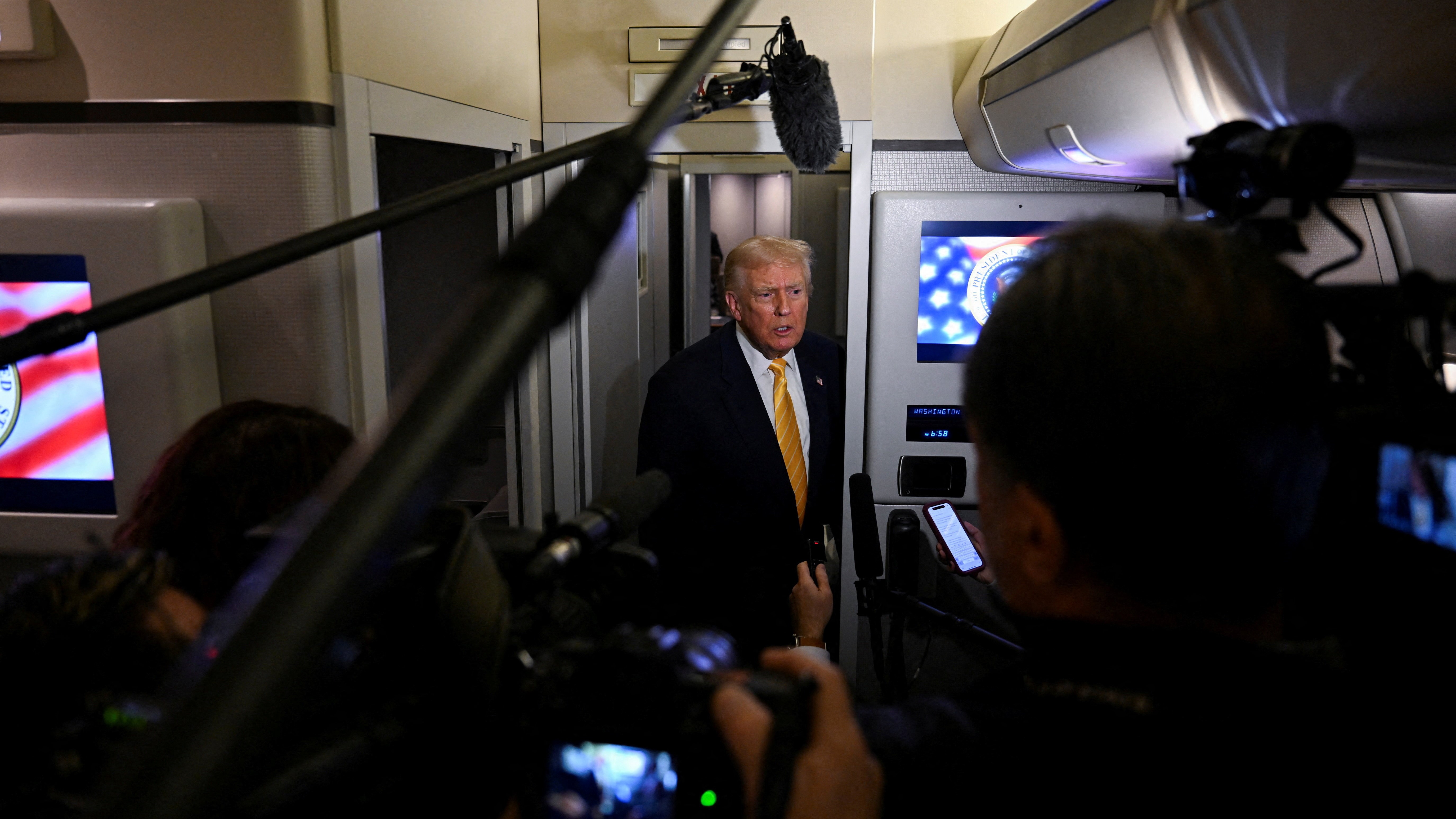 Trump fala coa prensa a bordo do Air Force One. REUTERS/Annabelle Gordon