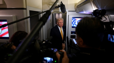 Trump fala coa prensa a bordo do Air Force One. REUTERS/Annabelle Gordon