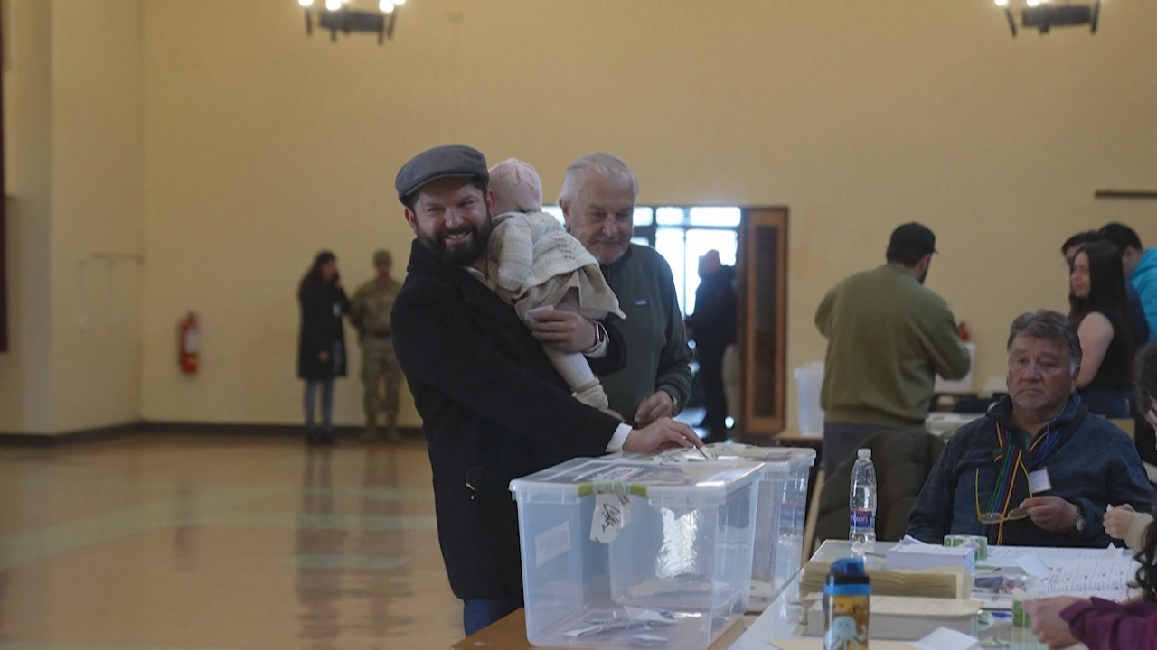 O actual presidente de Chile, Gabriel Boric, vota no seu colexio electoral de Punta Arenas este domingo