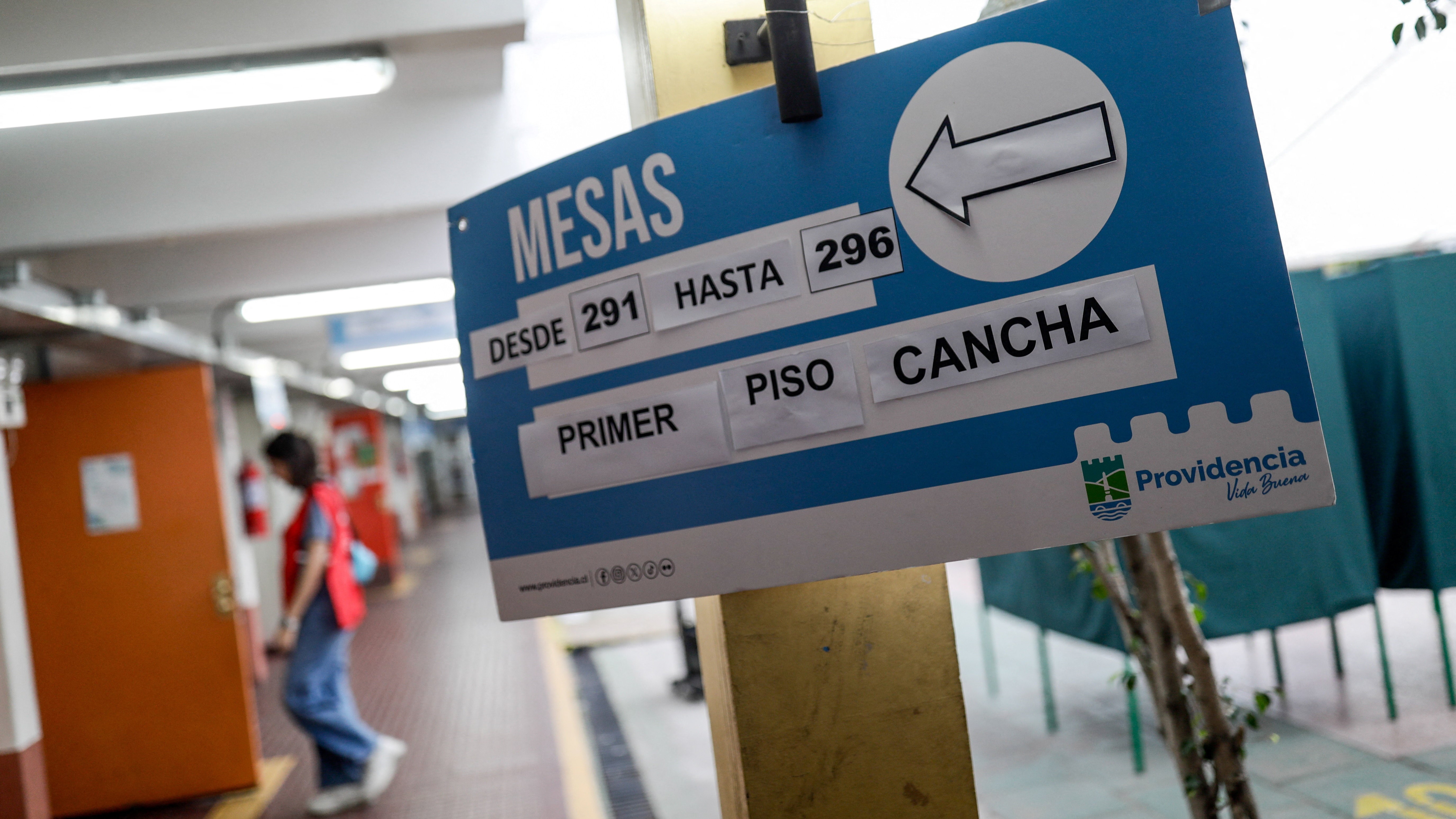 Apertura dun colexio electoral en Santiago de Chile. REUTERS/Juan Gonzalez