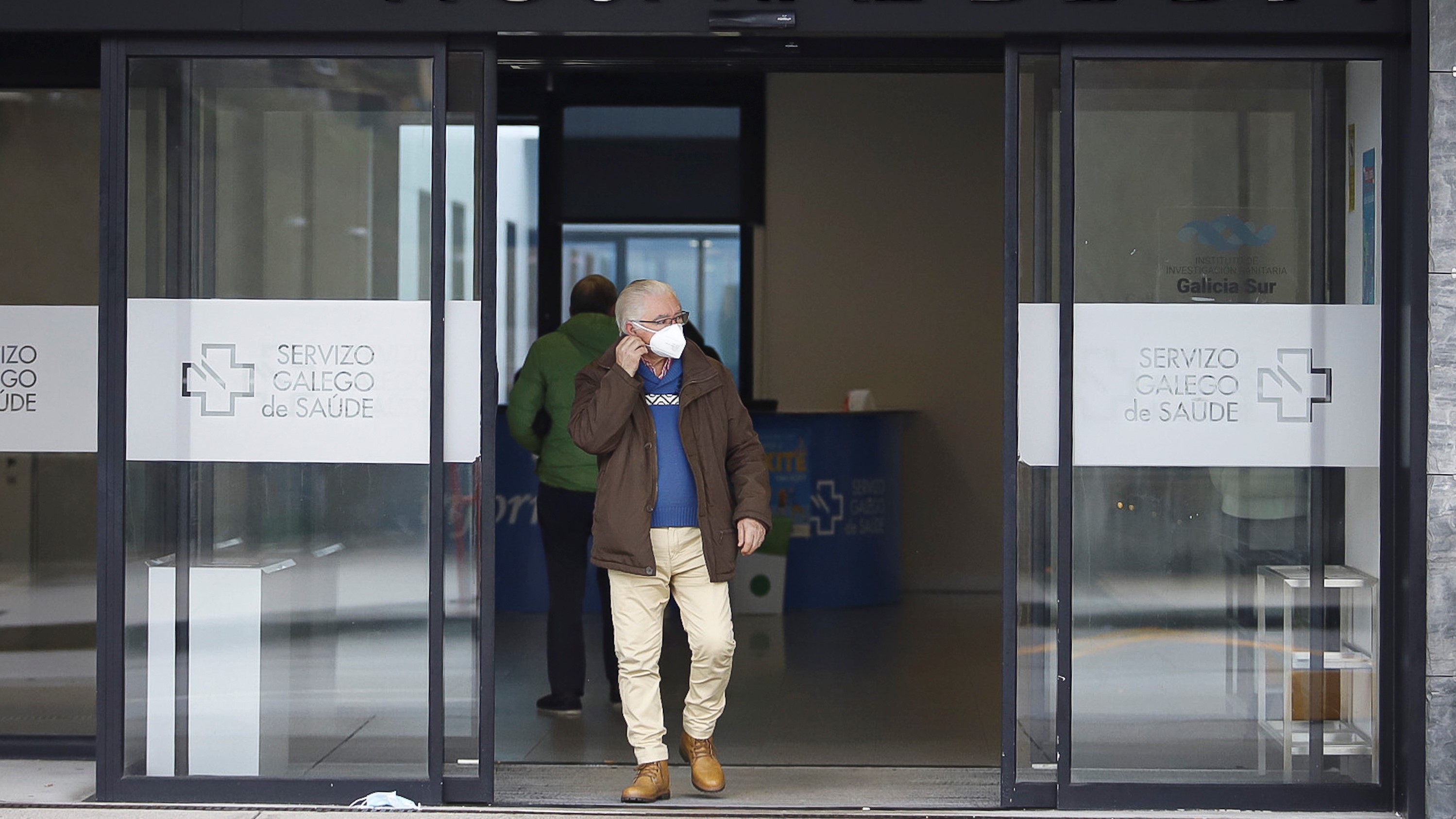 Un home cunha máscara no hospital Álvaro Cunqueiro. EUROPA PRESS/Adrián Irago