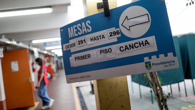 Apertura dun colexio electoral en Santiago de Chile. REUTERS/Juan Gonzalez
