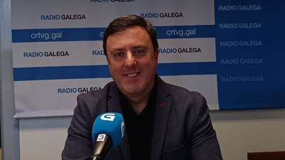 Valentín González Formoso durante a entrevista na Radio Galega