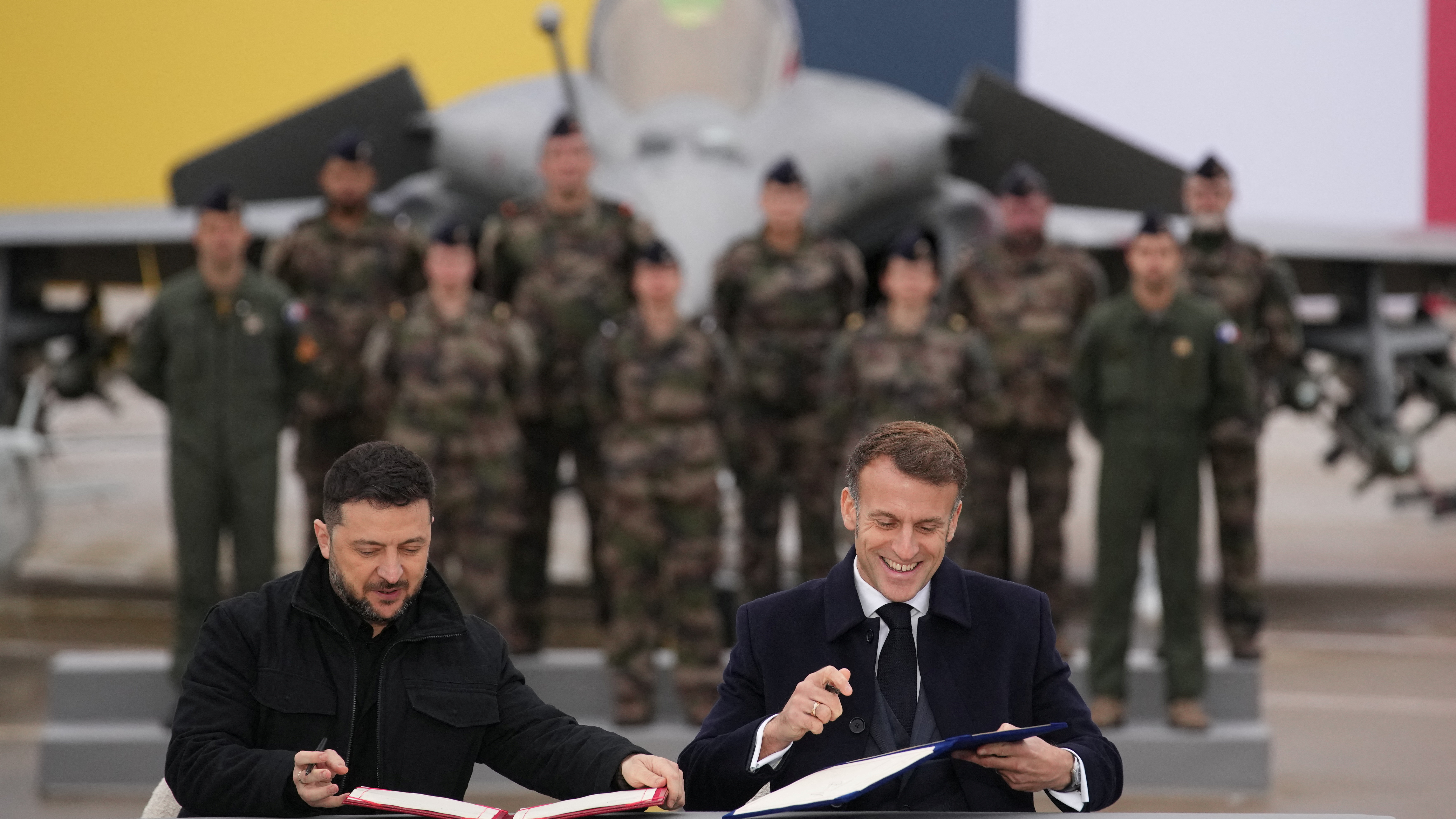 Zelenski asina a compra de cazas do presidente francés. Christophe Ena/Pool via REUTERS