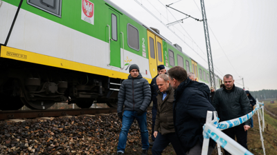 Donald Tusk, primeiro ministro polaco, na visita da vía afectada pola explosión (REUTERS)