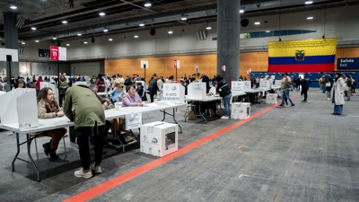 Cidadáns ecuatorianos residentes en España votan en referendo en Madrid (A. Pérez Meca / Europa Press)