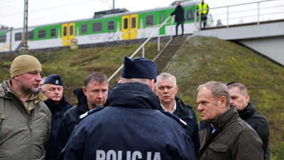 Donald Tusk, durante a súa visita o lugar da sabotaxe (Reuters)
