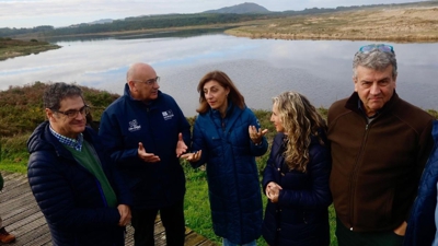 A conselleira de Medio Ambiente, o alcalde e outras autoridades, na lagoa da Frouxeira