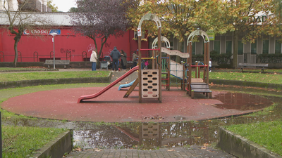 Os pais e mais din que levan meses sen poder usar a zona de xogos