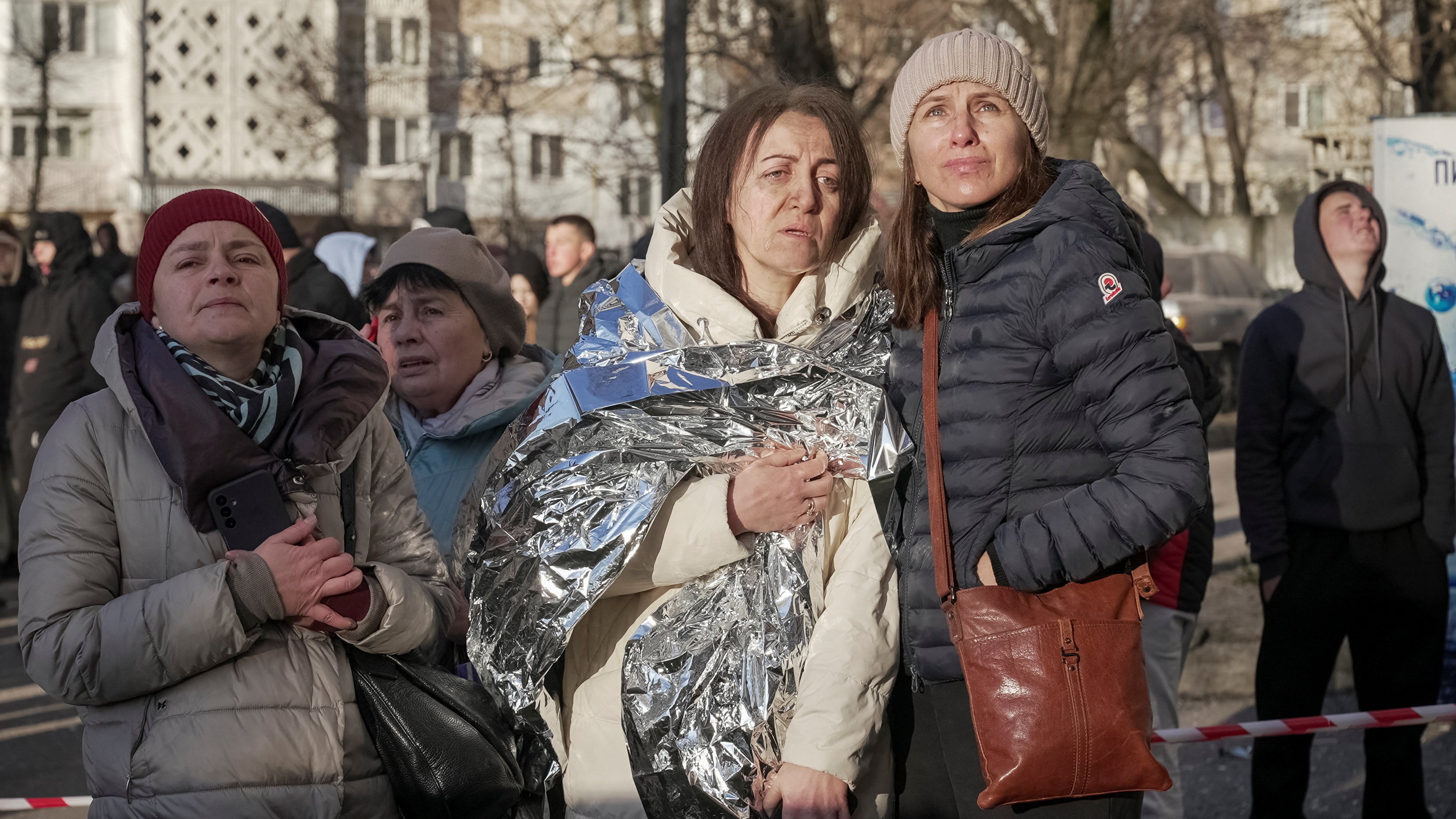 Residentes do edificio de vivendas de Ternópil alcanzado por un mísil ruso (Reuters/Andriy Bodak)