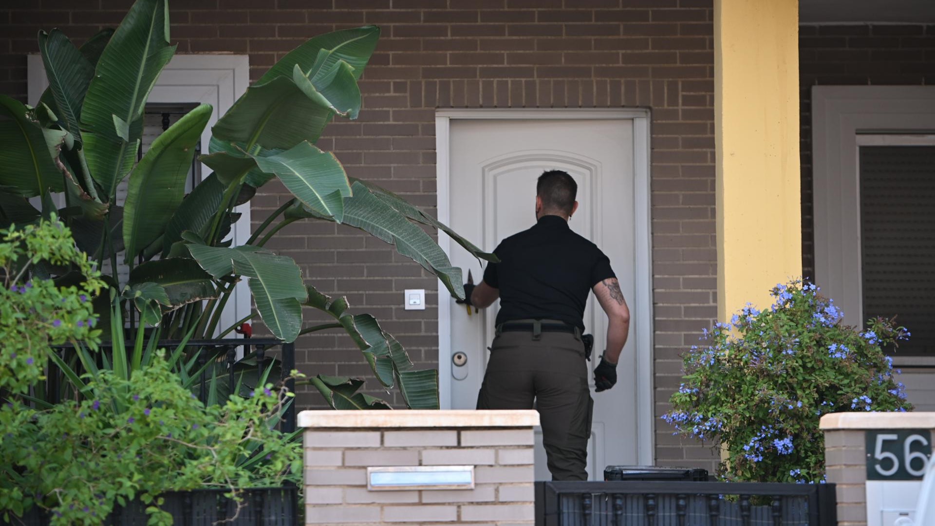 A UCO irrompe na casa dun dos investigados, Javier Aureliano García, e procede á súa detención (EFE)