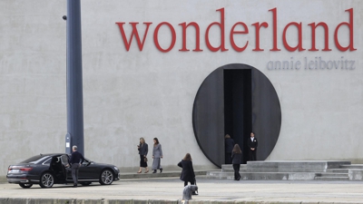 A presidenta do grupo Inditex, Marta Ortega, na saída do Centro MOP do Muelle de Batería de A Coruña tras a visita á exposición 