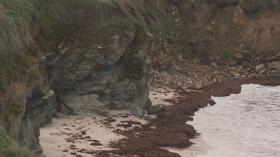 Na base do cantil baixo o paseo advírtese a erosión das rochas