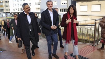 Alfonso Rueda, acompañado polo alcalde de Carballo, Daniel Pérez e a conselleira de Vivenda, María Martínez Allegue, durante a visita que realizou este xoves a Carballo (EFE/Cabalar)
