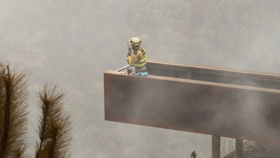 Un brigadista forestal observa o terreo calcinado a 20 de setembro de 2025, na Barca, Sober, Lugo, Galicia (Carlos Castro/Arquivo EUROPAPRESS)