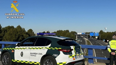 Vehículo da Garda Civil e axente nunha ponte-Garda Civil de Tráfico