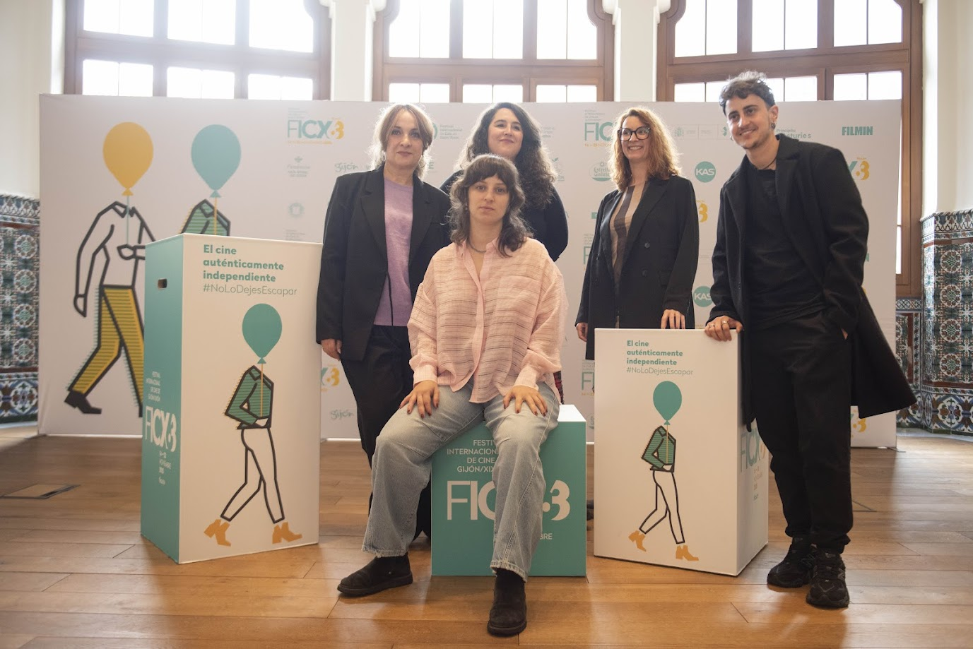 A cineasta galega Anxos Zafáns no Festival de Xixóns co equipo da película 