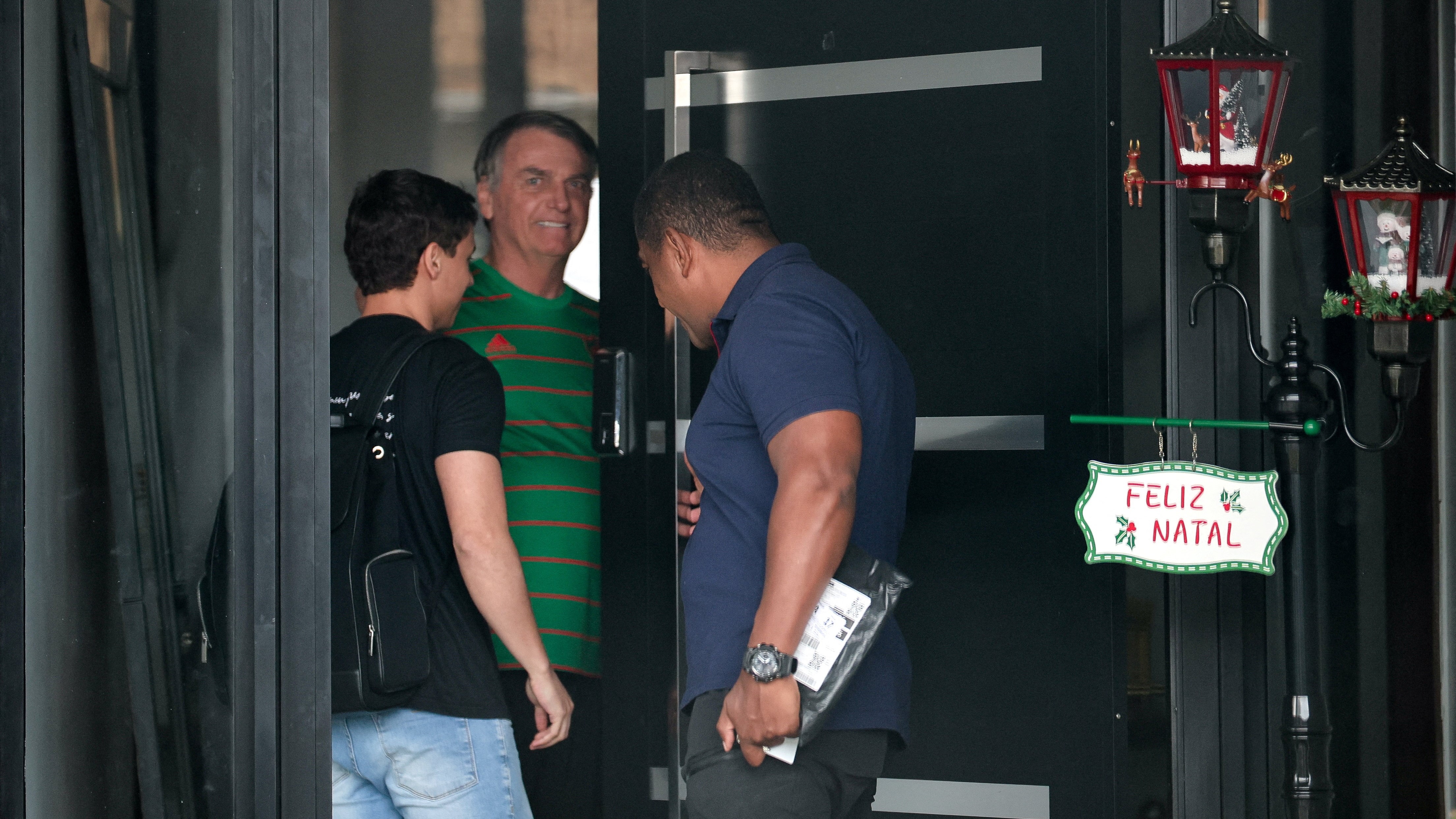 Bolsonaro durante o arresto domiciliario. REUTERS/Mateus Bonomi