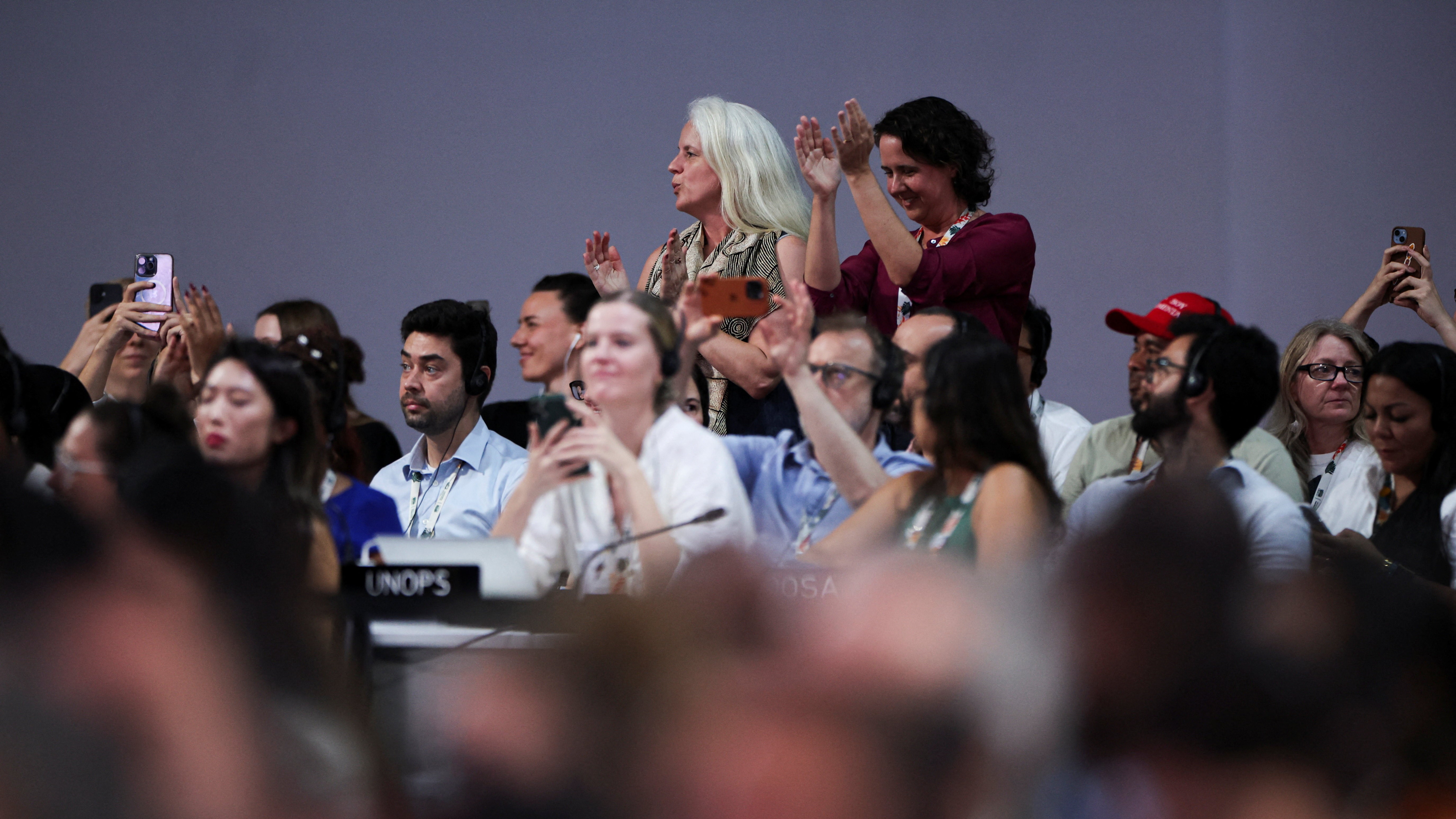 Reacción dalgúns membros das delegacións na COP30. REUTERS/Adriano Machado