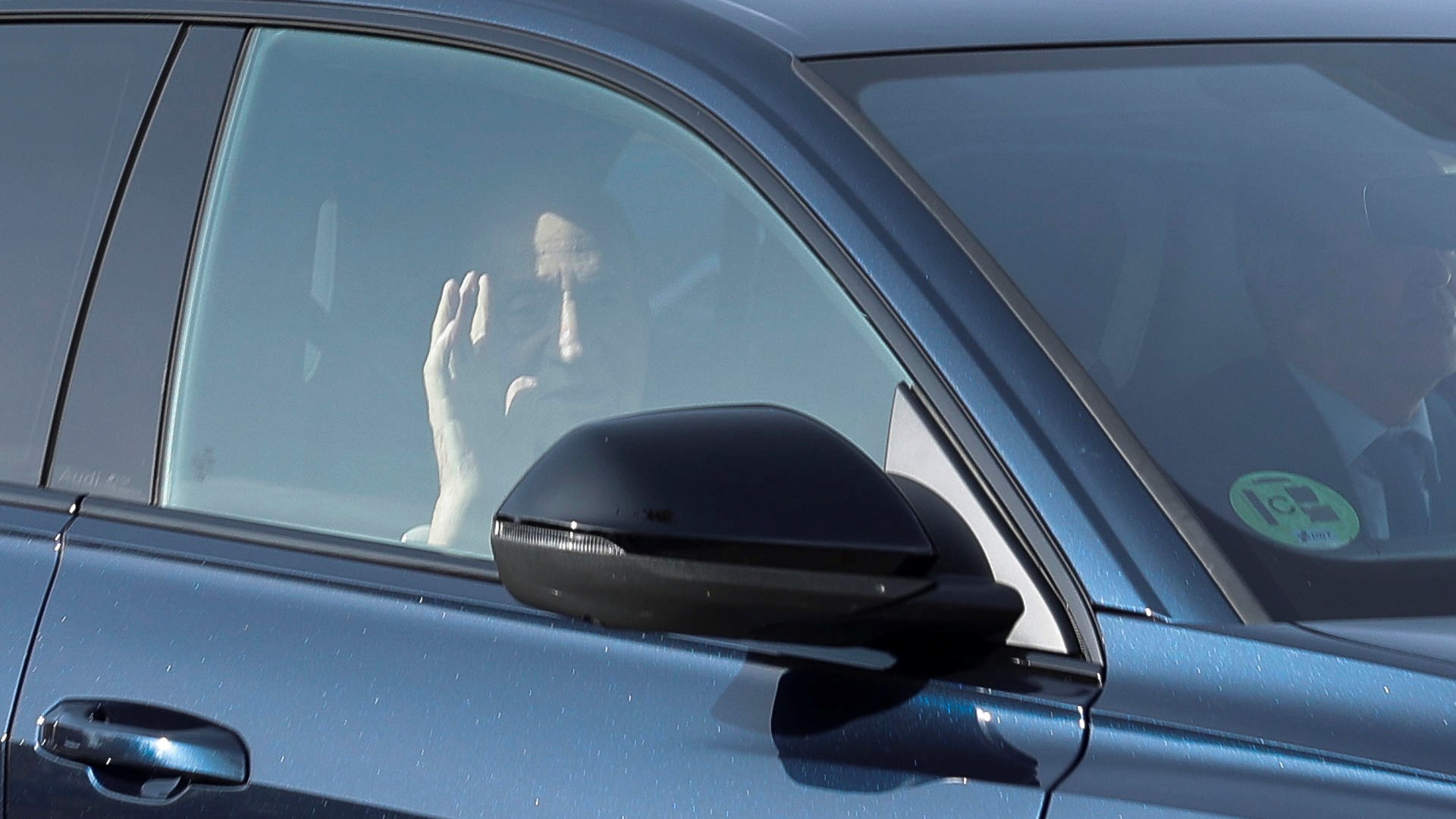 O rei Xoán Carlos I chega en solitario ao pazo do Pardo para participar no almorzo privado familiar. EFE/ Sergio Pérez