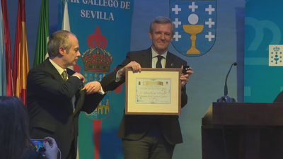 O presidente da Xunta recibe o premio Anduriña de Ouro da Lareira Galega de Sevilla