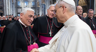 O bispo de Cádiz, Rafael Zornoza, saúda ao papa León XIV o pasado mes de xuño no Vaticano