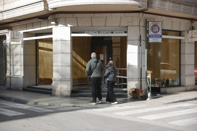 Fachada principa da clínica dental de Alzira que practicou sedación intravenosa á nena de 6 anos. Foto: EFE/Manuel Bruque