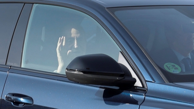 O rei Xoán Carlos I chega en solitario ao pazo do Pardo para participar no almorzo privado familiar. EFE/ Sergio Pérez