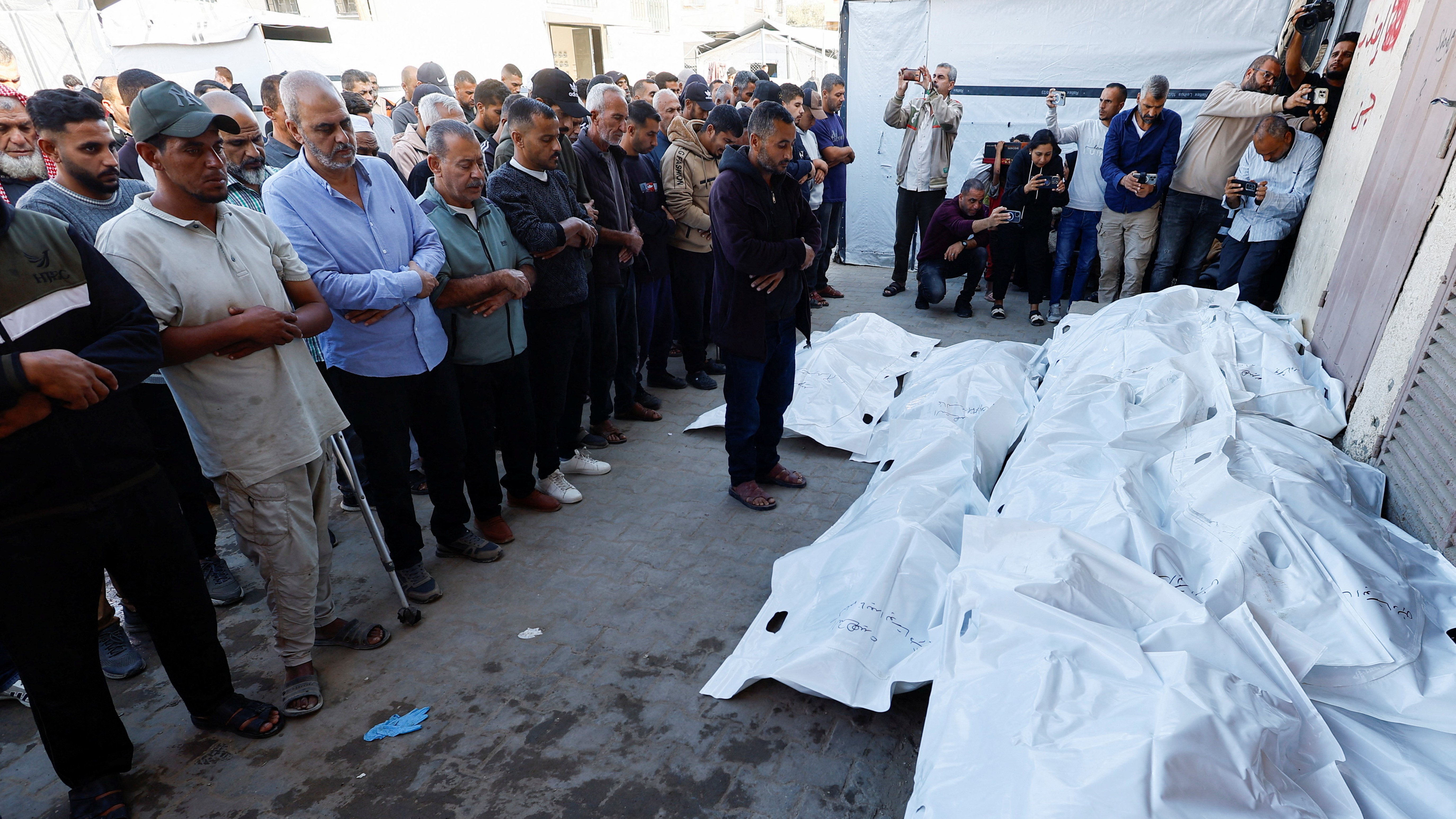 Funeral polas vítimas dun dos ataques israelís deste sábado en Gaza. REUTERS/Mahmoud Issa